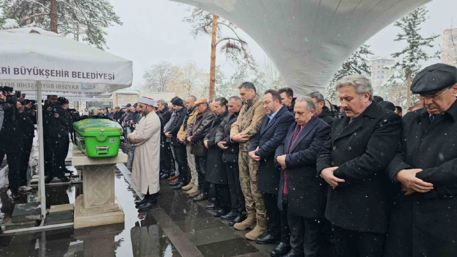 Hayatını kaybeden Gazeteci Oktay Ensari son yolculuğuna uğurlandı