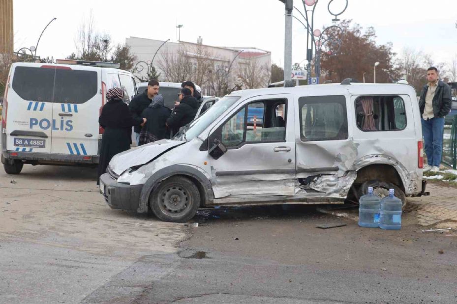 Kaza yapan araçların ortasında kalan üniversite öğrencisi hayatını kaybetti