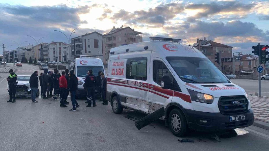 Karaman’da ambulansla otomobil çarpıştı: 3 yaralı