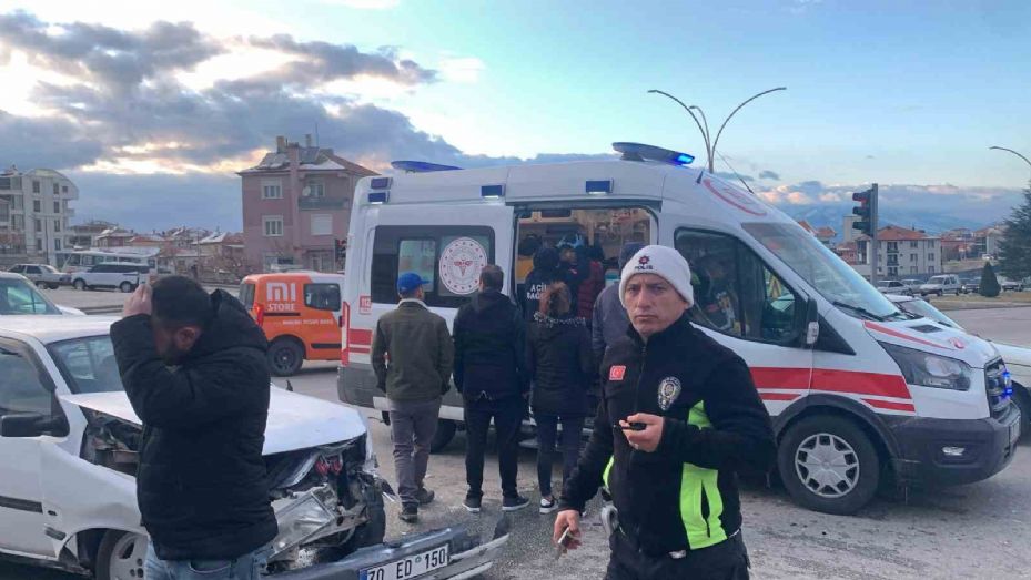 Karaman’da ambulansla otomobil çarpıştı: 3 yaralı