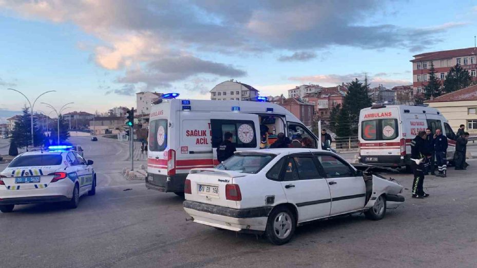 Karaman’da ambulansla otomobil çarpıştı: 3 yaralı