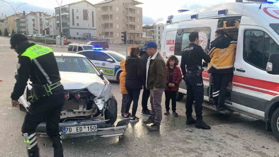 Karaman’da ambulansla otomobil çarpıştı: 3 yaralı