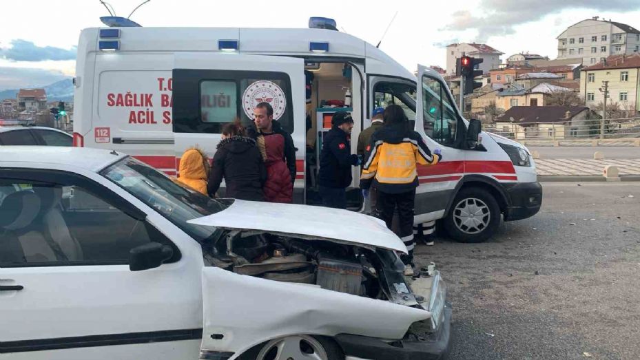 Karaman’da ambulansla otomobil çarpıştı: 3 yaralı