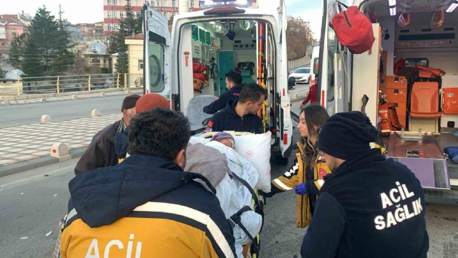 Karaman’da ambulansla otomobil çarpıştı: 3 yaralı