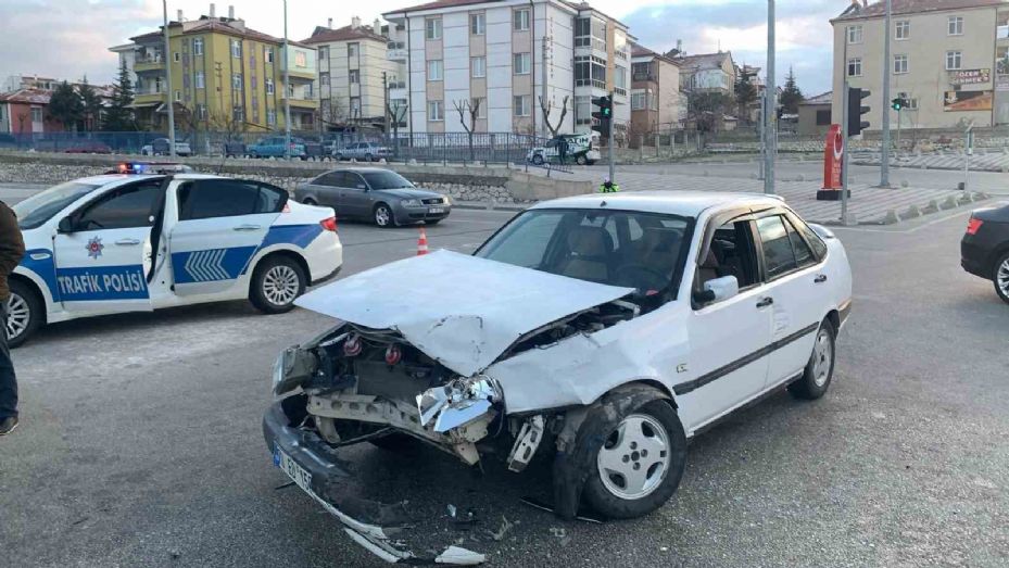 Karaman’da ambulansla otomobil çarpıştı: 3 yaralı