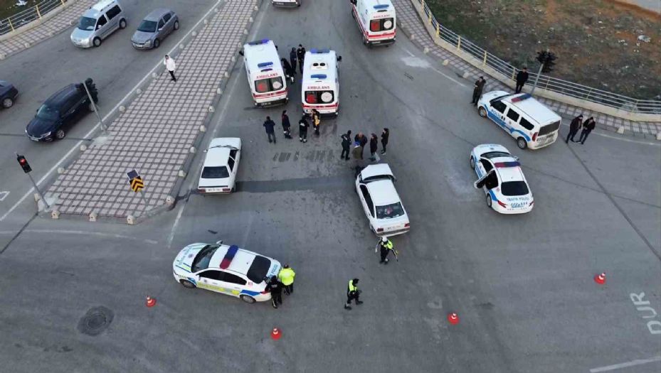 Karaman’da ambulansla otomobil çarpıştı: 3 yaralı