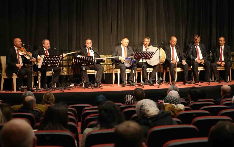 Halk ozanı Hacı Taşan’a vefa gecesi: Oğlu ve torunu eserlerini seslendirdi