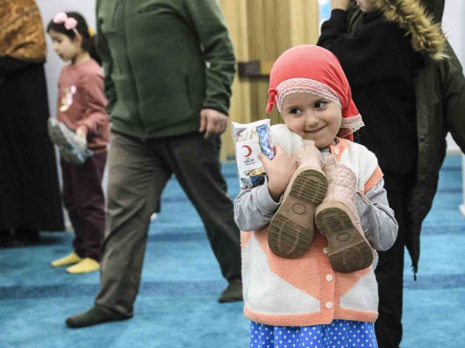 Kızılay Gönüllüleri’nin ayakkabılara bıraktığı hediyeler çocukların yüzünü güldürdü