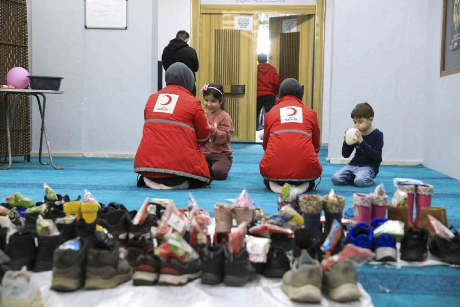 Kızılay Gönüllüleri’nin ayakkabılara bıraktığı hediyeler çocukların yüzünü güldürdü