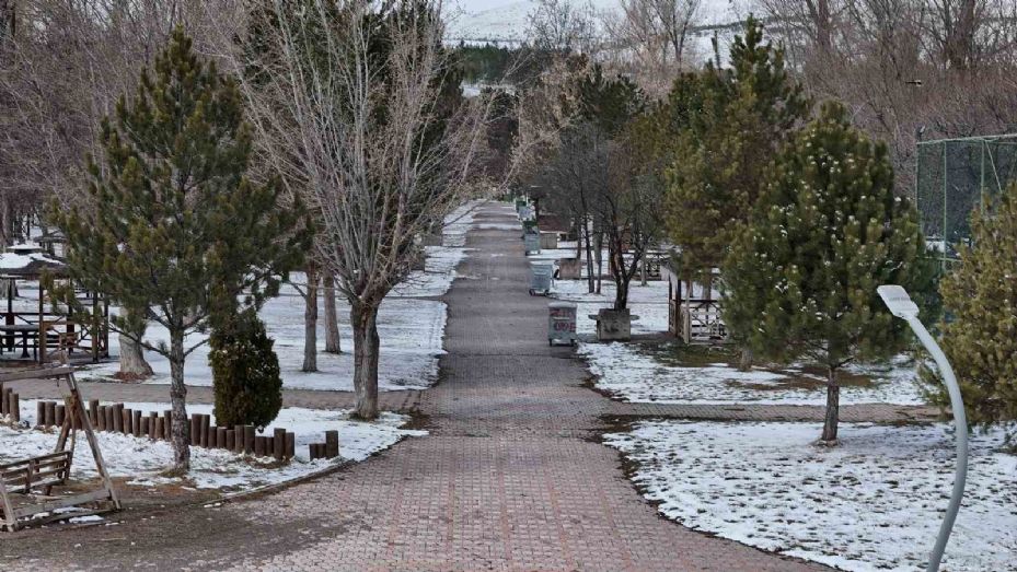 Sivas tekrar kışa geçti, uğrak mekân haline gelen mesire alanı boş kaldı