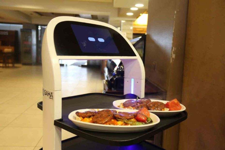 Robot garson "Şef" yaptığı servisle müşterilere farklı bir deneyim sunuyor