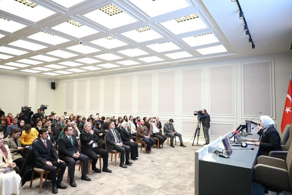 Milletvekili Ayşe Böhürler Mektep Melikgazi’de gençlerle söyleşi yaptı