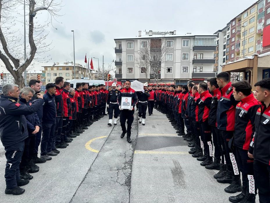 Şehit itfaiye eri düzenlenen törenle son yolculuğuna uğurlandı