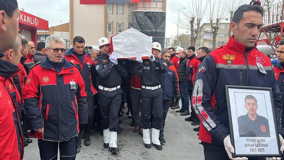 Şehit itfaiye eri düzenlenen törenle son yolculuğuna uğurlandı