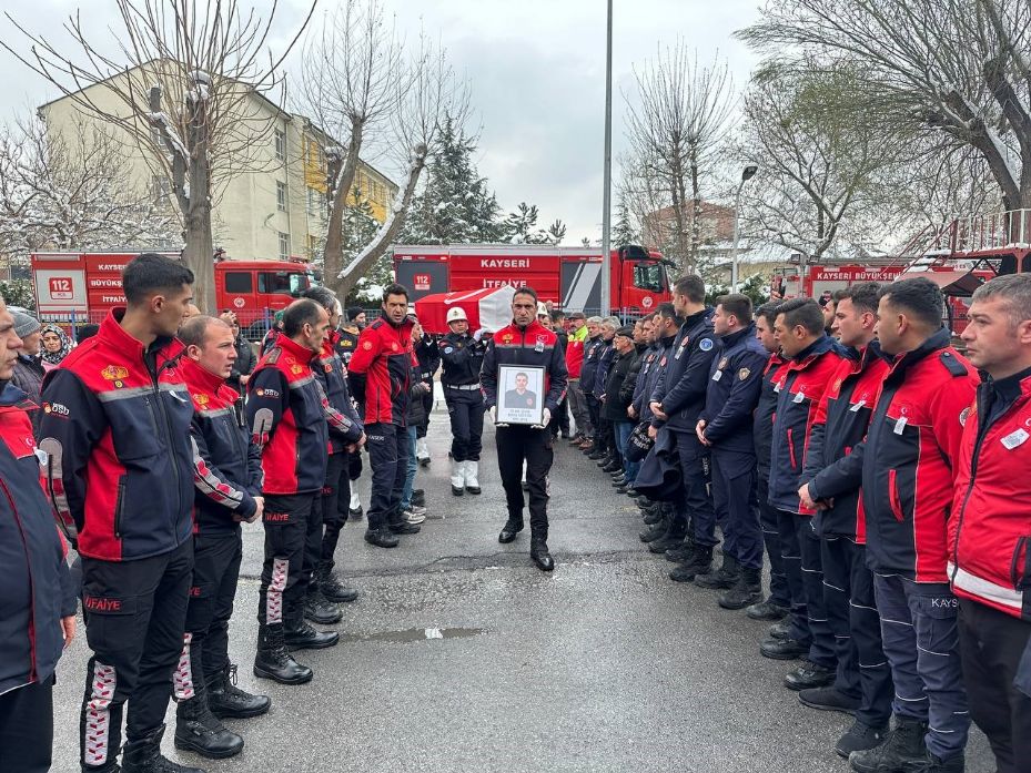 Şehit itfaiye eri düzenlenen törenle son yolculuğuna uğurlandı