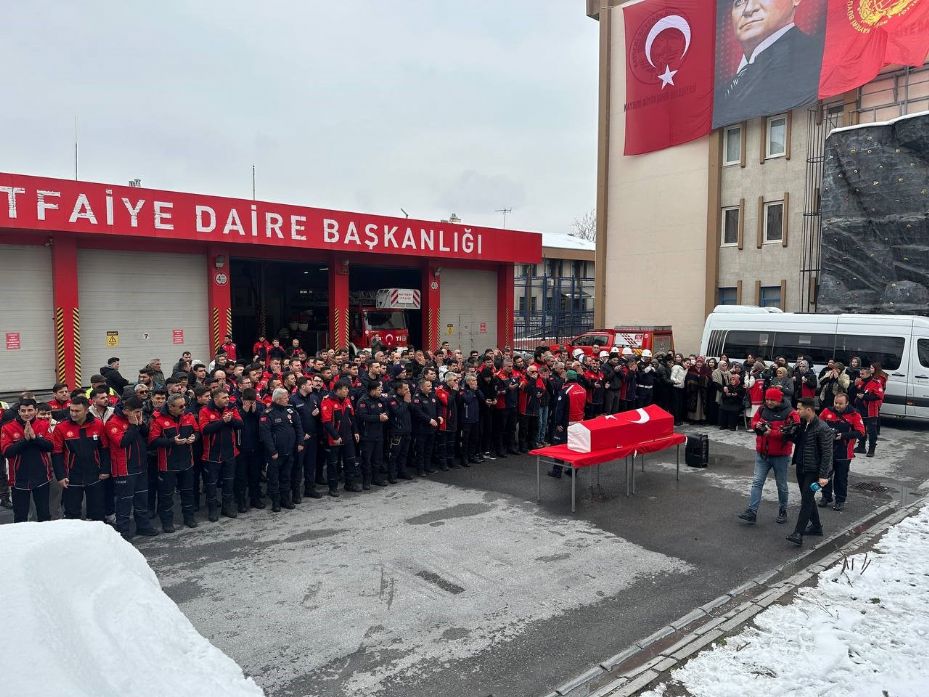 Şehit itfaiye eri düzenlenen törenle son yolculuğuna uğurlandı