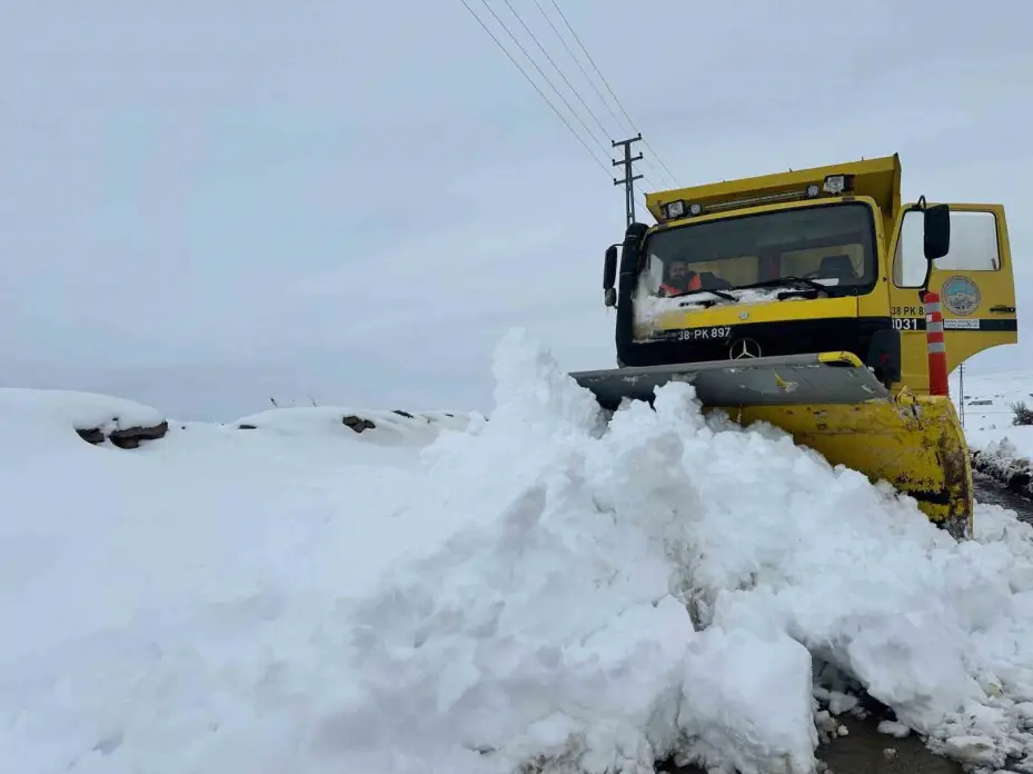 Kayseri’de 140 yol ulaşıma açıldı
