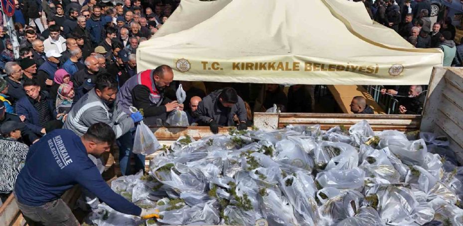 Doğa için uzanan binlerce el: Fidanlar ücretsiz dağıtıldı, vatandaşlar izdiham yaşadı