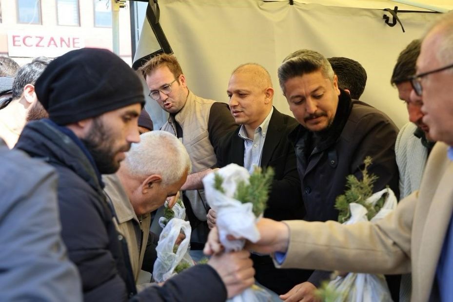 Doğa için uzanan binlerce el: Fidanlar ücretsiz dağıtıldı, vatandaşlar izdiham yaşadı