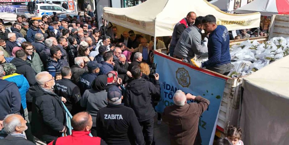 Doğa için uzanan binlerce el: Fidanlar ücretsiz dağıtıldı, vatandaşlar izdiham yaşadı