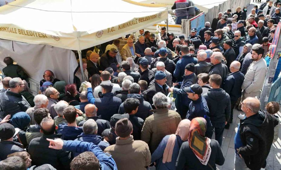 Doğa için uzanan binlerce el: Fidanlar ücretsiz dağıtıldı, vatandaşlar izdiham yaşadı