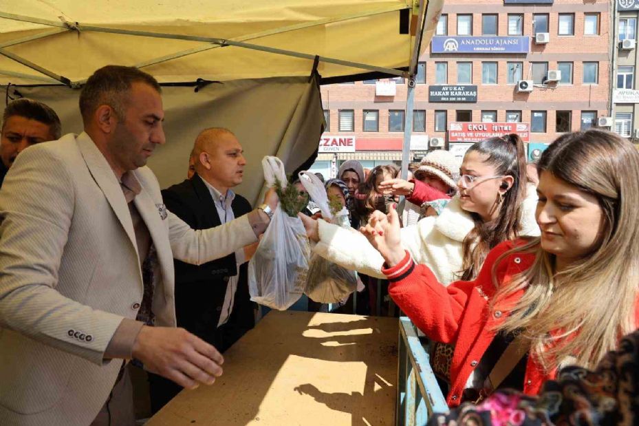 Doğa için uzanan binlerce el: Fidanlar ücretsiz dağıtıldı, vatandaşlar izdiham yaşadı