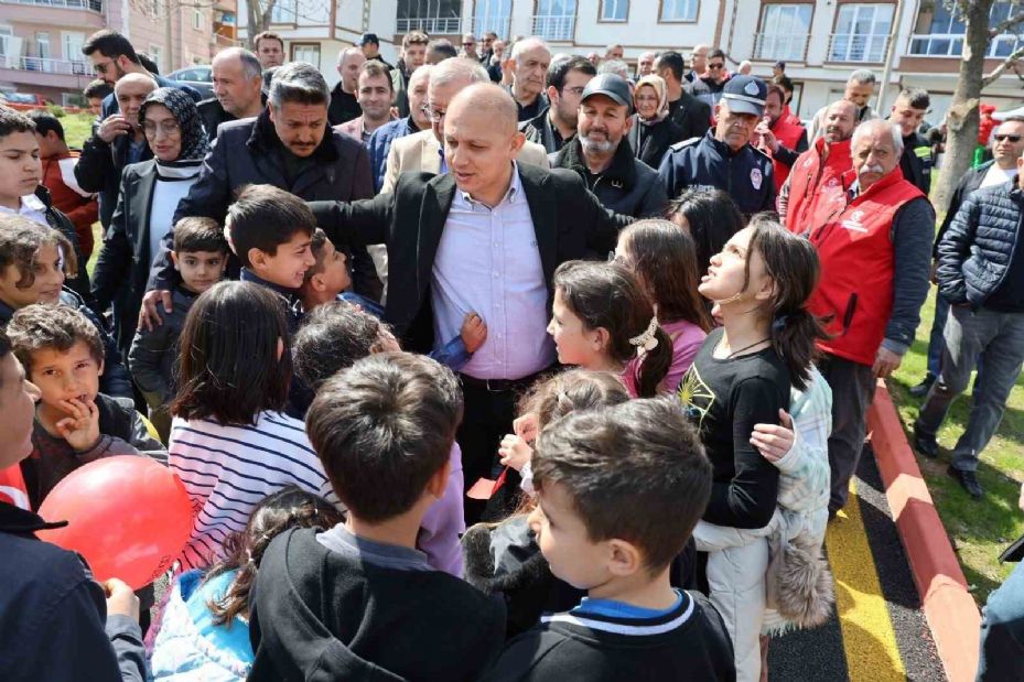 Kırıkkale’de modern semt sahası, vatandaşların hizmetine sunuldu