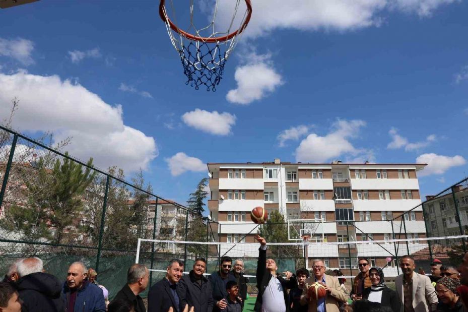 Kırıkkale’de modern semt sahası, vatandaşların hizmetine sunuldu