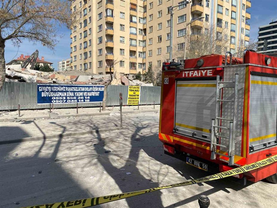 Konya’da yıkım aşamasındaki 6 katlı bina çöktü