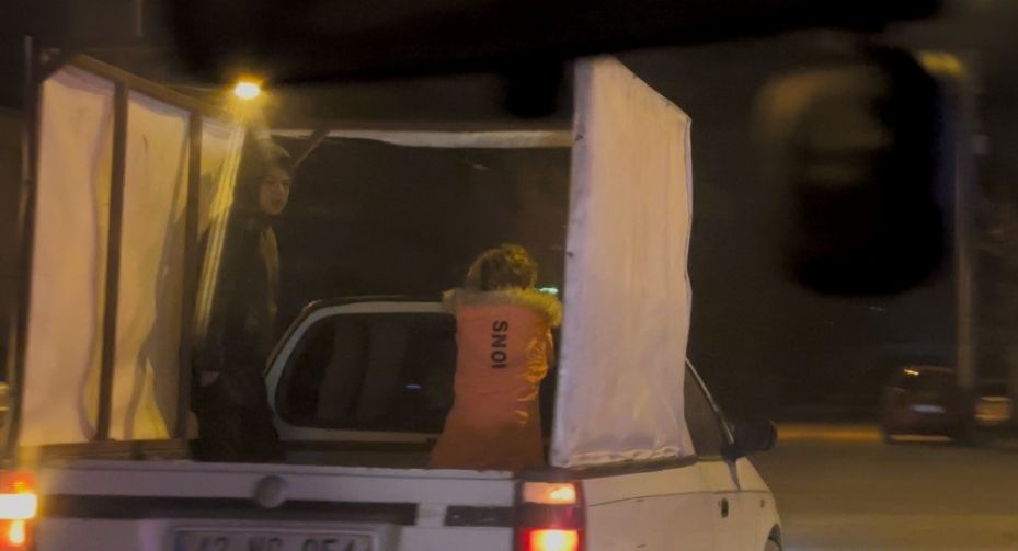Soğuğa rağmen pikap kasasında yolculuk yapan çocuklar