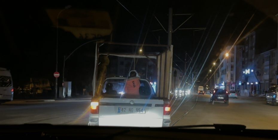 Soğuğa rağmen pikap kasasında yolculuk yapan çocuklar
