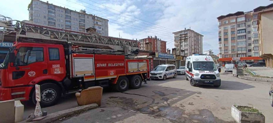 Sivas’ta bir iş yerinde çıkan yangın paniğe neden oldu