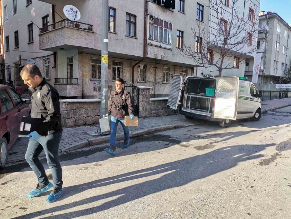 Genç kız annesini defalarca bıçaklayarak öldürdü