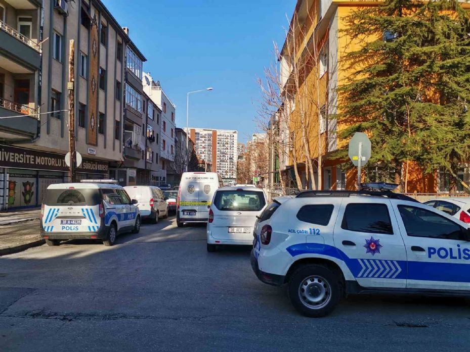 Genç kız annesini defalarca bıçaklayarak öldürdü