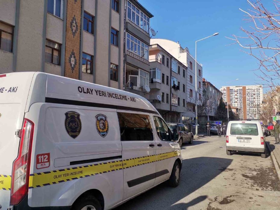 Genç kız annesini defalarca bıçaklayarak öldürdü