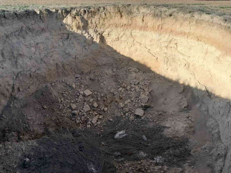 Yıllar önce toprak doldurduğu obruk tekrar çöktü