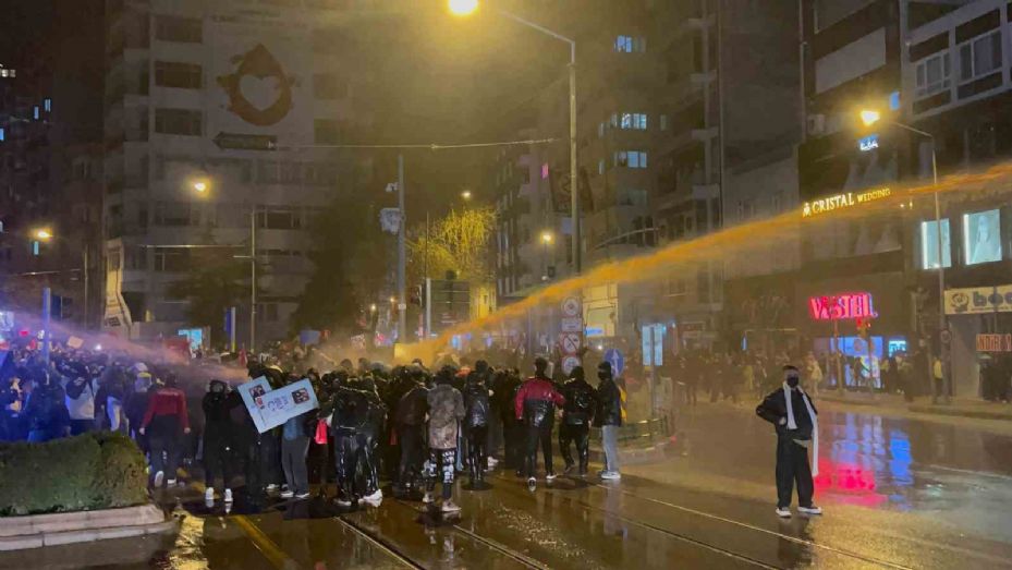 Patlayıcı madde atan ve "dağılın" ikazını dinlemeyen gruba polis ekipleri müdahale etti