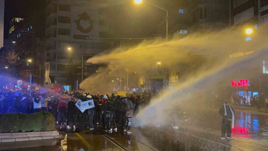 Patlayıcı madde atan ve "dağılın" ikazını dinlemeyen gruba polis ekipleri müdahale etti