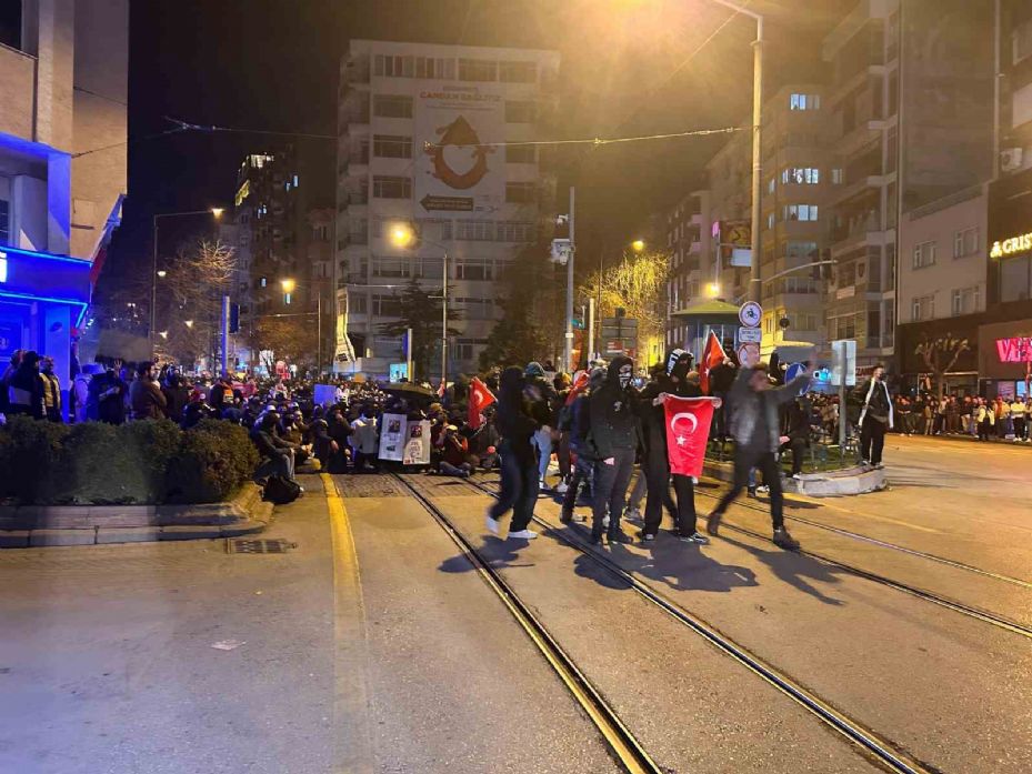 Patlayıcı madde atan ve "dağılın" ikazını dinlemeyen gruba polis ekipleri müdahale etti