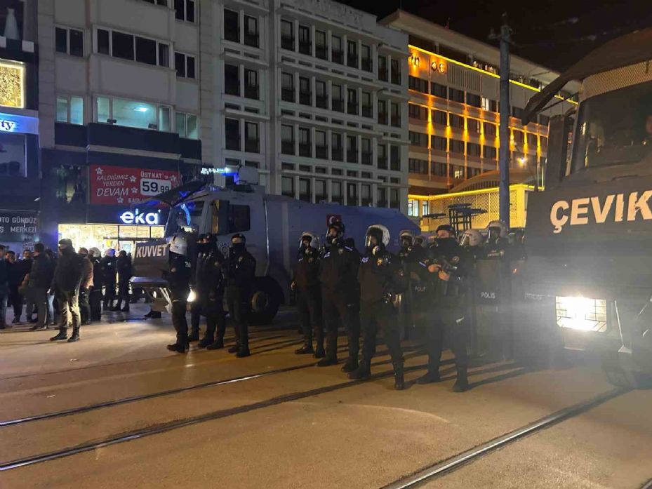 Patlayıcı madde atan ve "dağılın" ikazını dinlemeyen gruba polis ekipleri müdahale etti