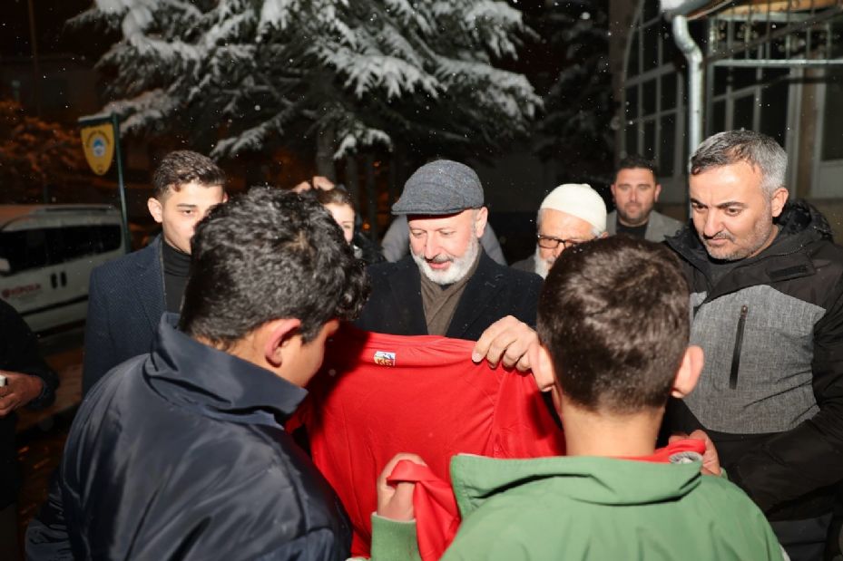 Başkan Çolakbayrakdar, Ramazan bereketini her gün bir mahallede paylaşıyor