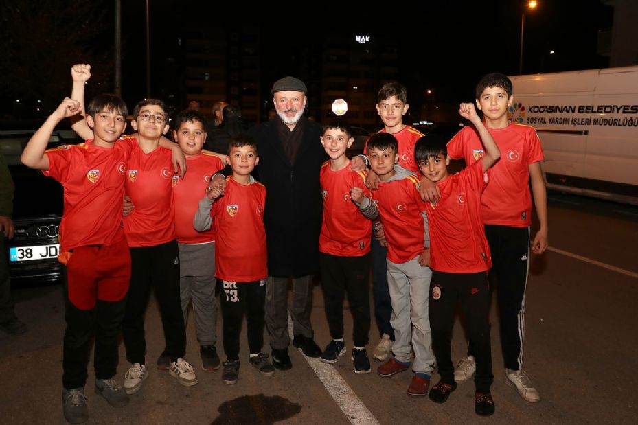 Başkan Çolakbayrakdar, Ramazan bereketini her gün bir mahallede paylaşıyor