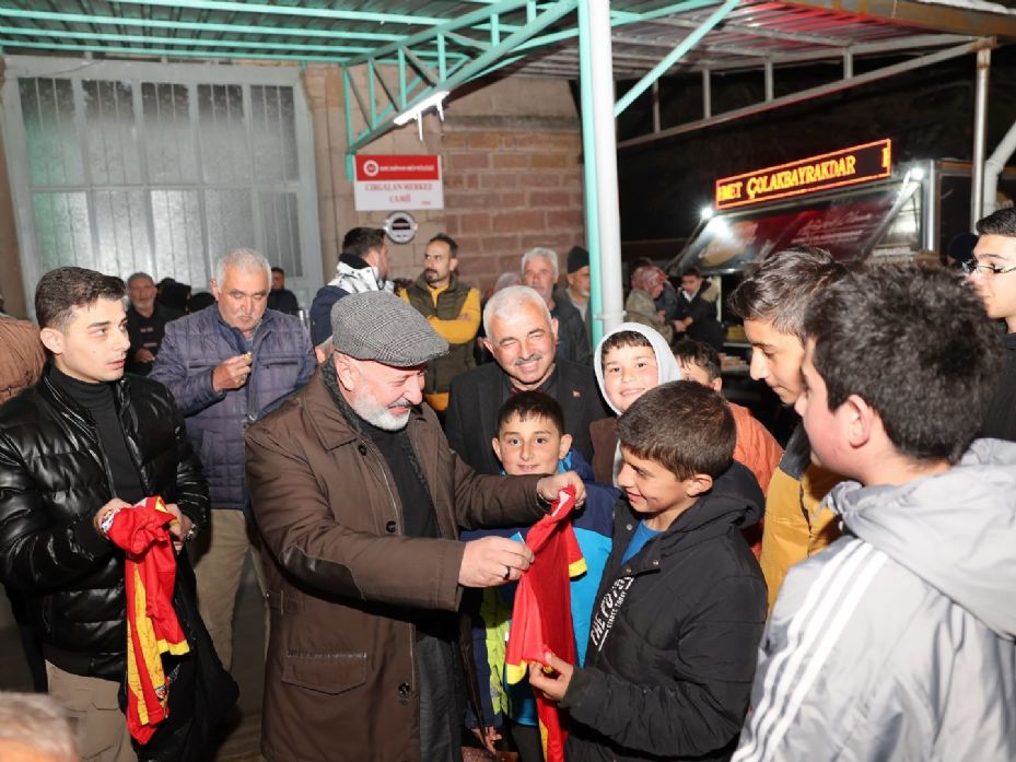 Başkan Çolakbayrakdar, Ramazan bereketini her gün bir mahallede paylaşıyor
