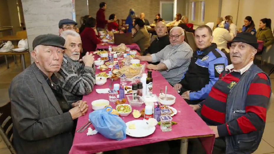 Polis ekipleri huzurevinde kalan yaşlıları ziyaret etti