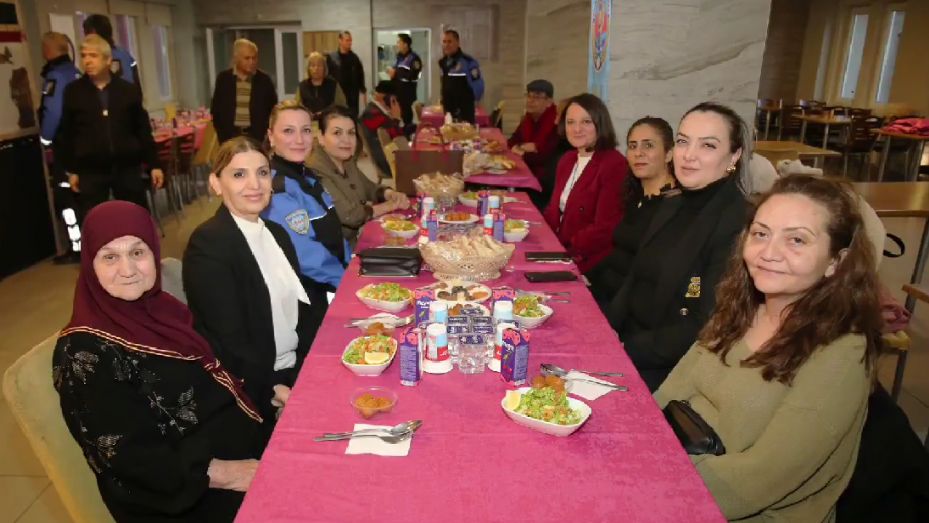 Polis ekipleri huzurevinde kalan yaşlıları ziyaret etti