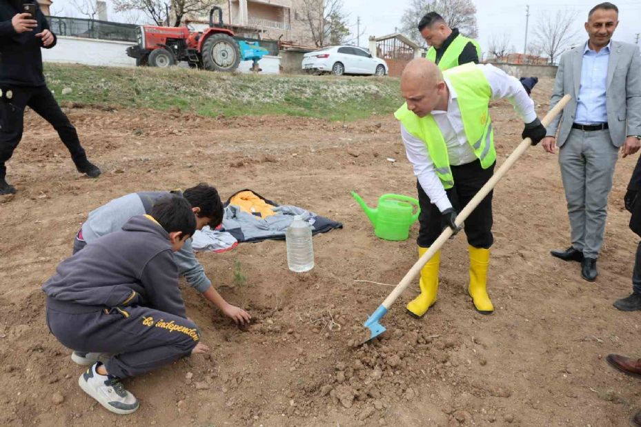 Başkan Önal öğrencilerle fidan dikti