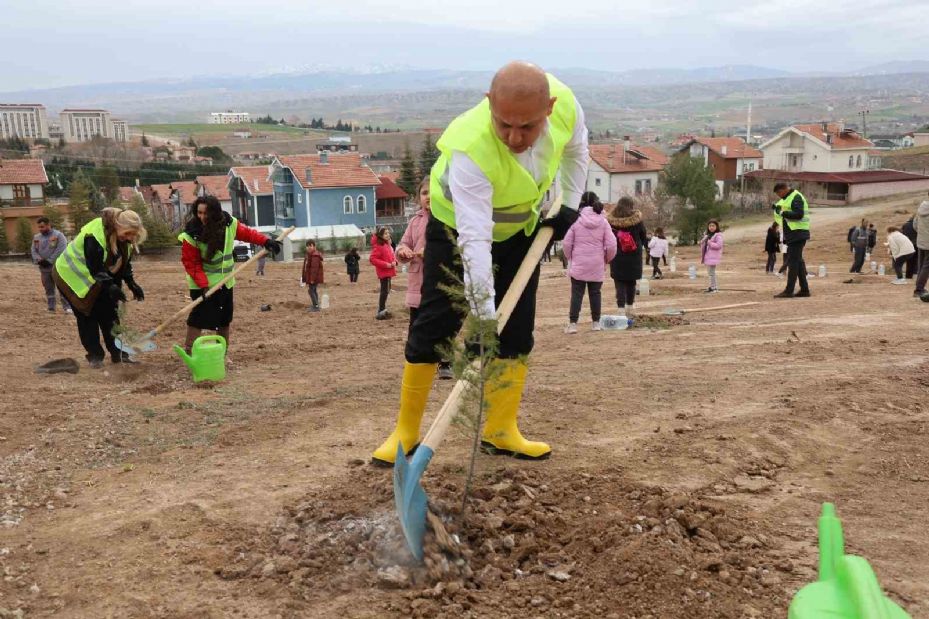 Başkan Önal öğrencilerle fidan dikti