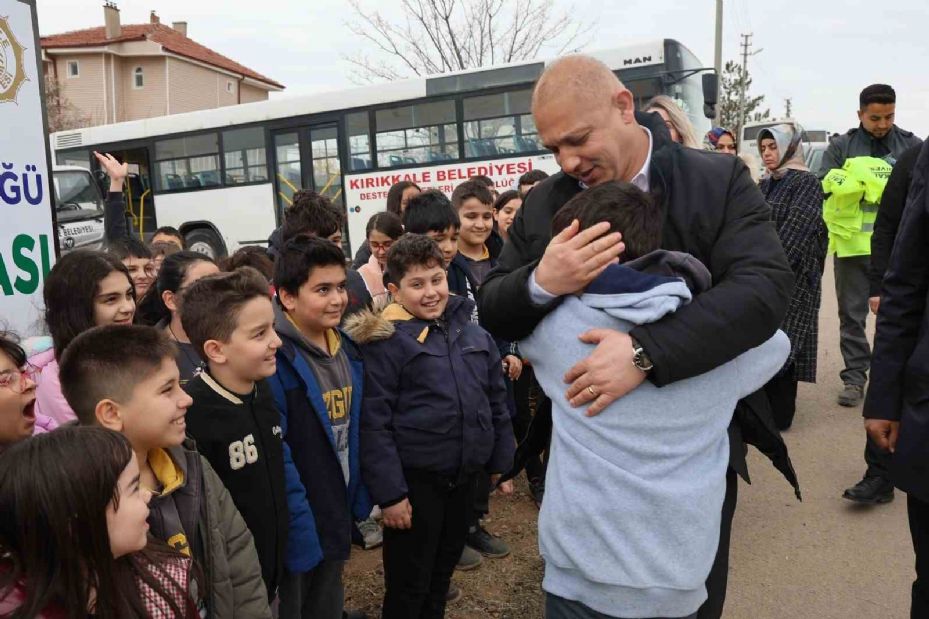 Başkan Önal öğrencilerle fidan dikti