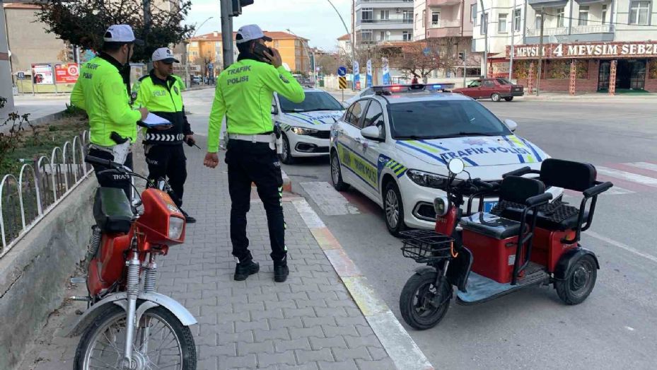 Karaman’da motosikletle üç tekerlekli bisiklet çarpıştı: 1’i çocuk 3 yaralı