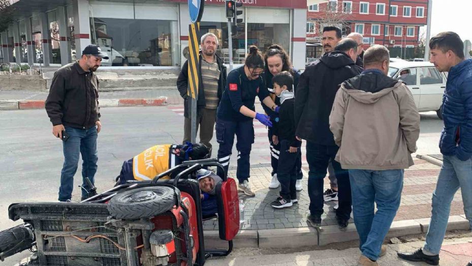 Karaman’da motosikletle üç tekerlekli bisiklet çarpıştı: 1’i çocuk 3 yaralı